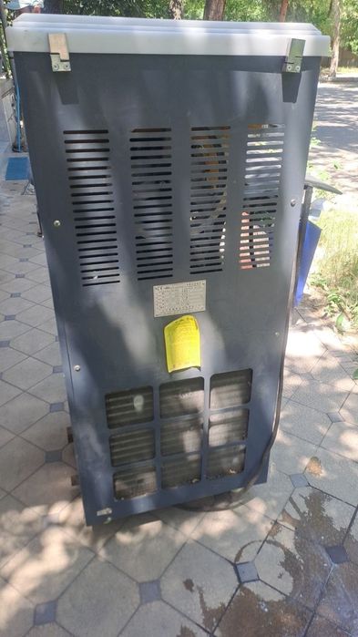 Marojniy aparat sotiladi. Продается фризер для мороженого