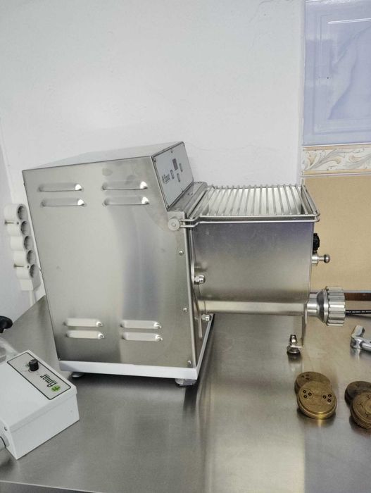 Vand masina paste profesionala Fimar, cu 7 matrite bronz, taietor electric, capacitate 8 kg/ora si deshidrator cu 24 rafturi