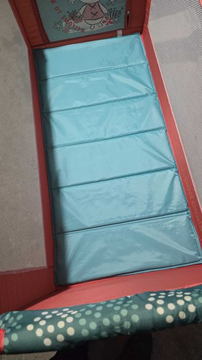 Продавам 2 броя сгъваеми детски кошарки с допълнителни матраци