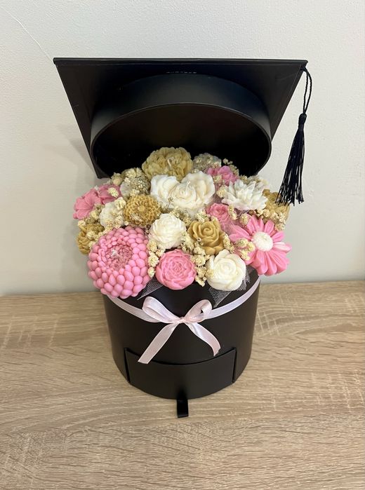 Кутия шапка със свещи за завършване