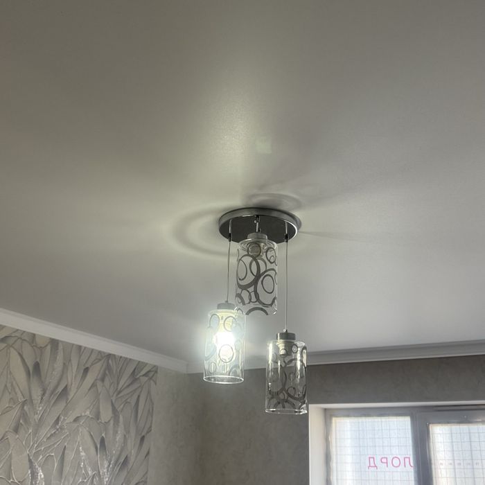 Почти новая люстра