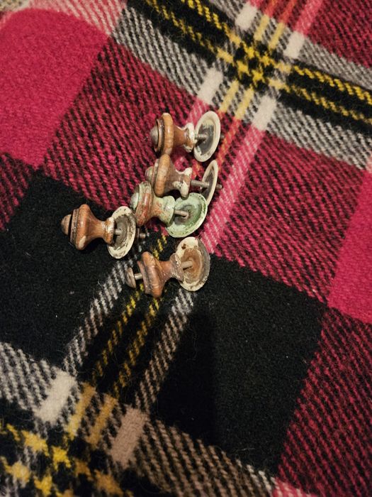 Продават се стари дръжки за чекмедже и гардероб