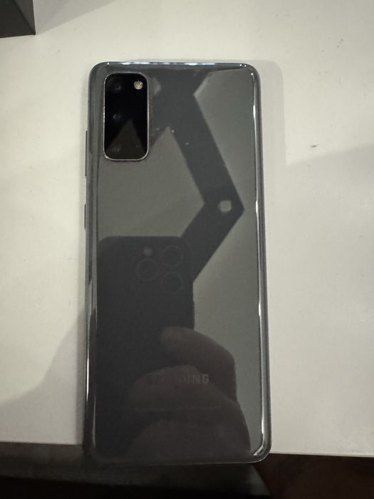 Телефон Samsung S20