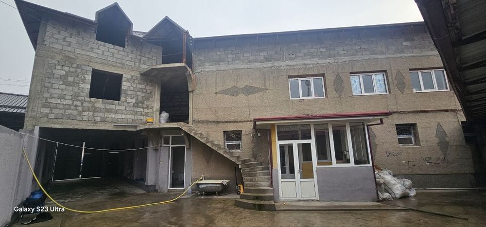 Фаргона шахарда Ижарага жой 3 этажли хар бир этажи 125м2