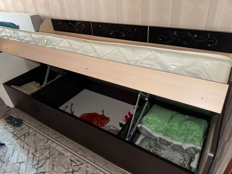 Продам кровать одноместную с матратцом