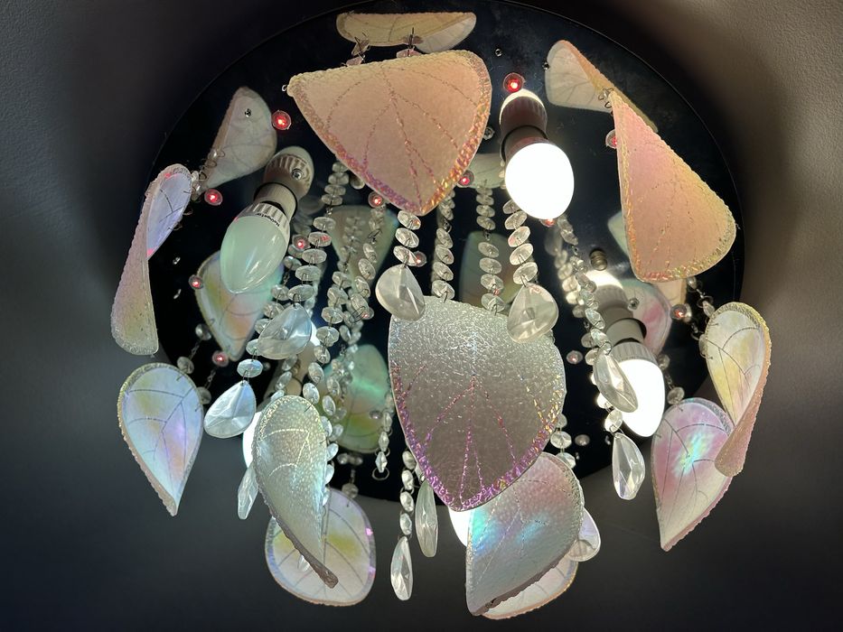 Продам люстру меняет свет