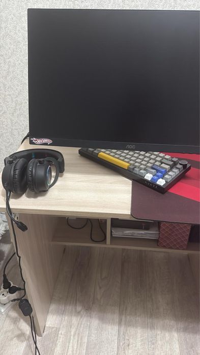 продам компютерный,рабочий стол