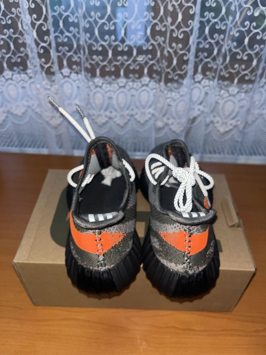 yezzy 350 V2 beluga