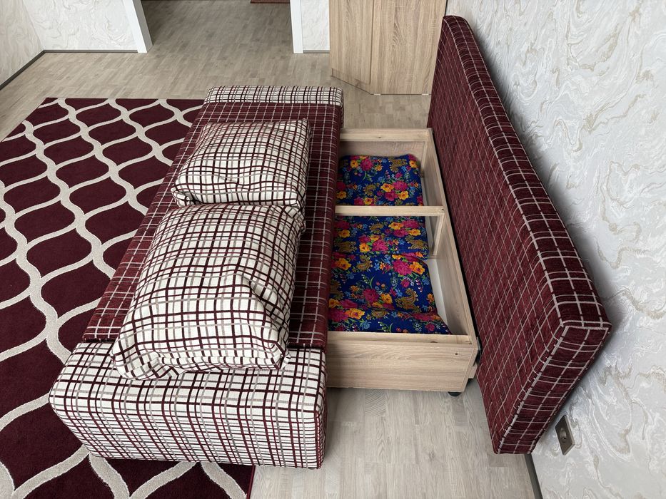 Диван ковер матрацы в отличном состоянии