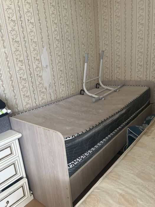 Кровать с матрасом