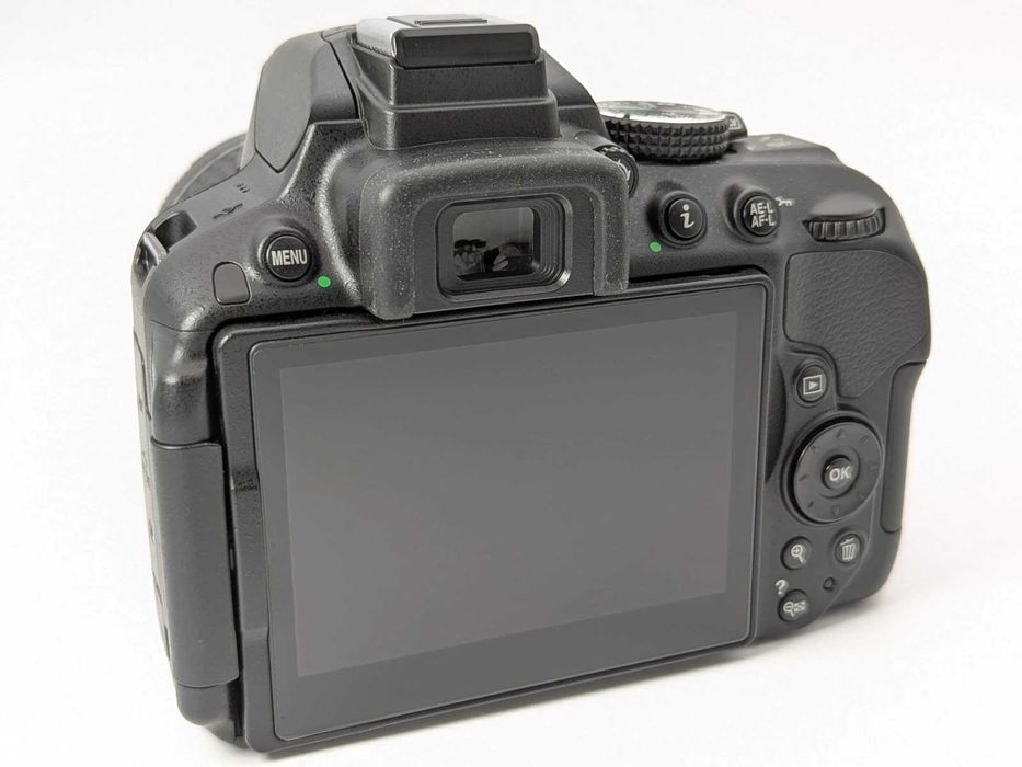 KIT DSLR Nikon D5300 + Obiectiv 18-55 + Geanta Nikon + Card 64GB | 10k cadre