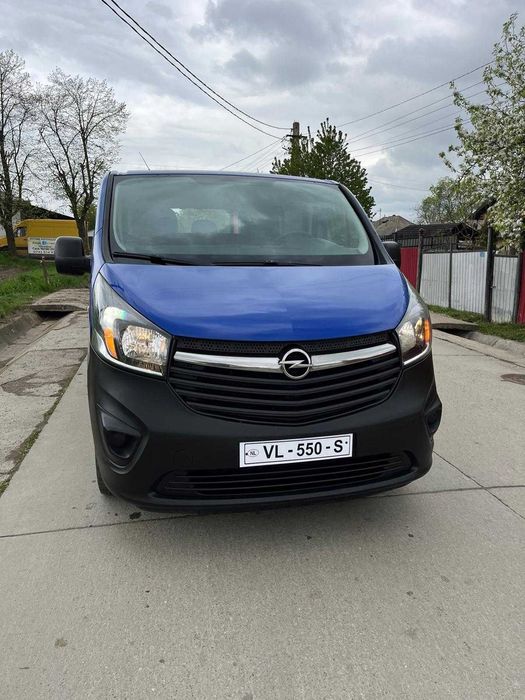 Vand opel vivaro an 2015 cu 5 locuri și dubă modelu lung euro 5