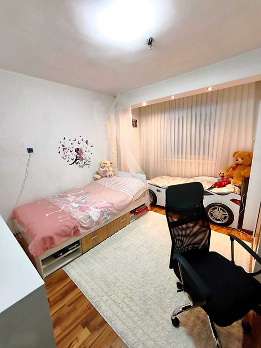 Продавам тристаен апартамент в центъра на гр. Перник