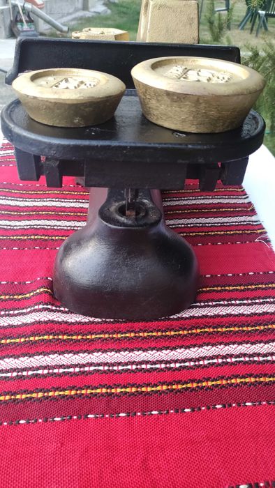 Рядко срещана стара английска чугунена везна с комплект тежести