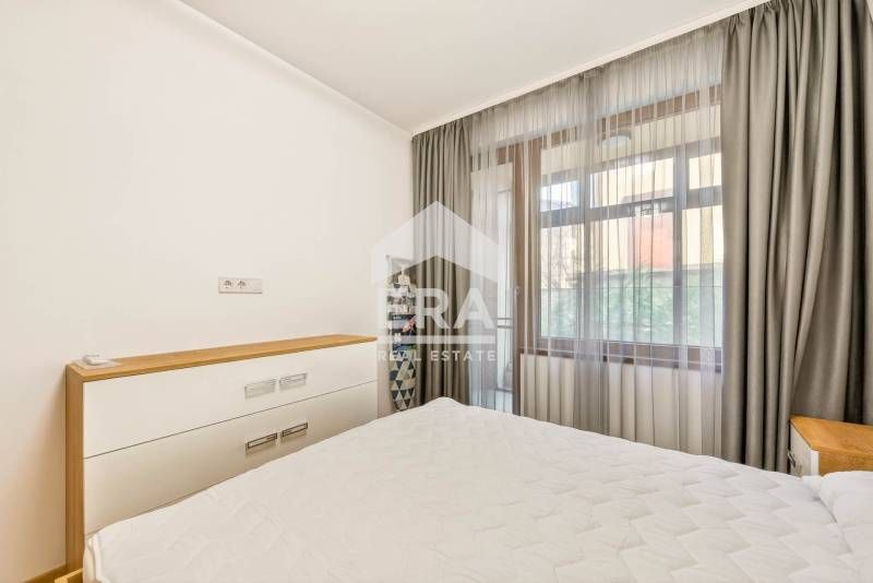 Двустаен, чисто нов, обзаведен апартамент за продажба, със собствен дв