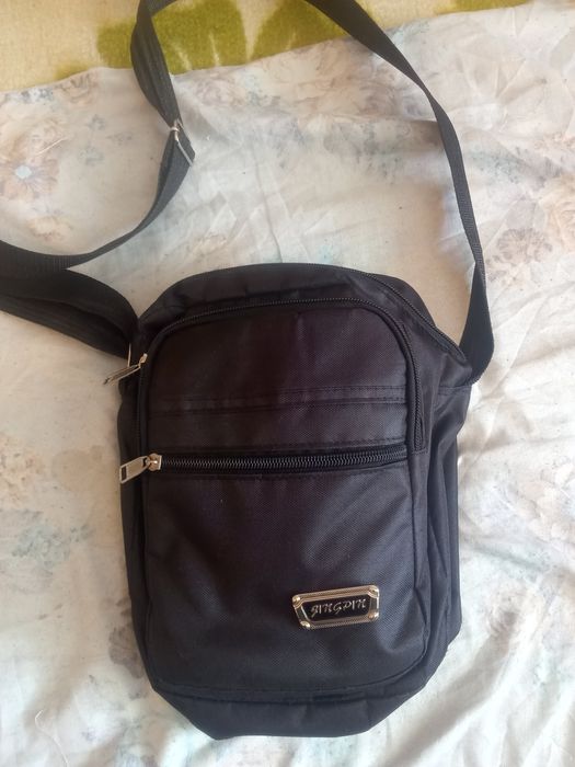 Продам мужскую сумку через плечё.