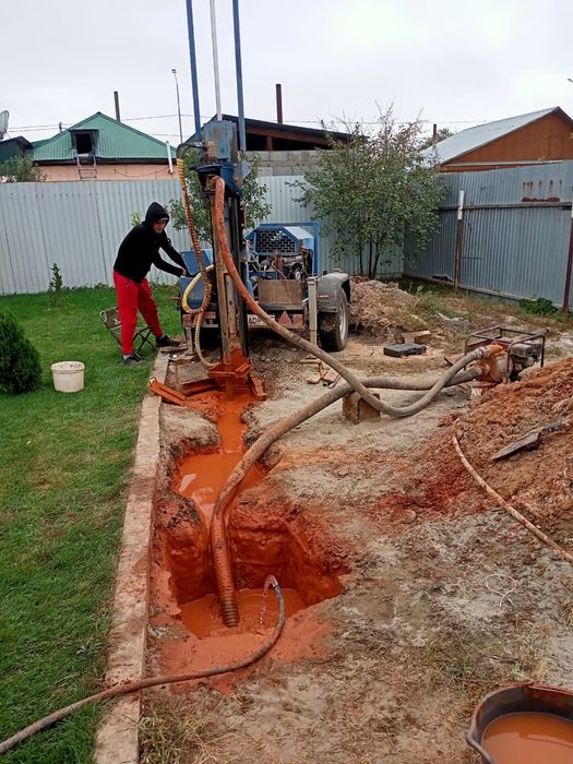 Бурим скважины под колонки