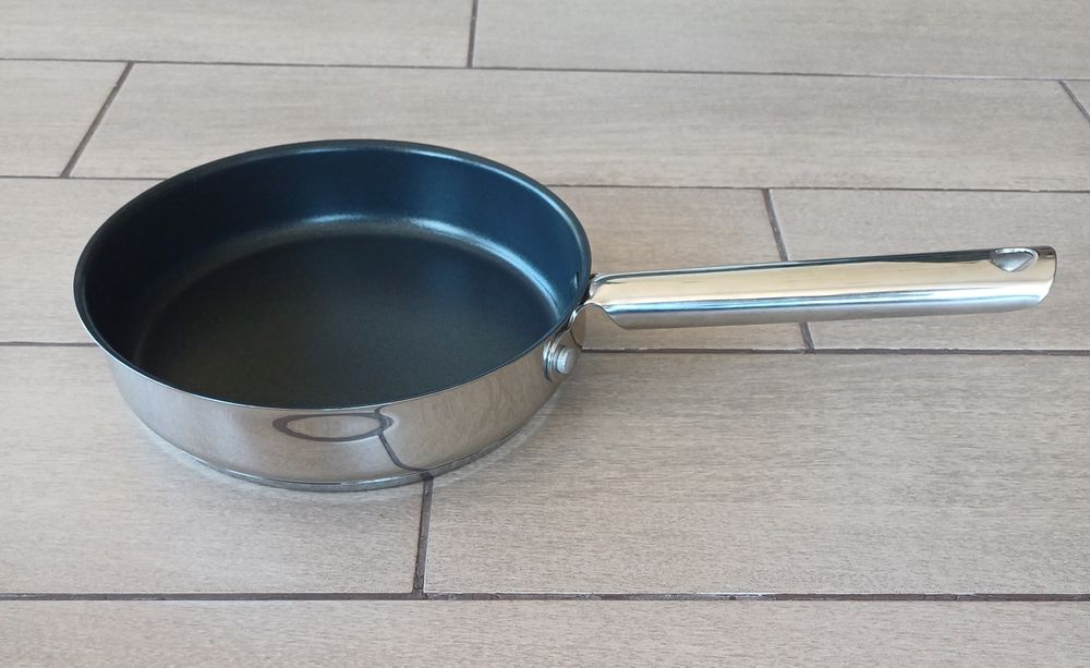 Tigaie inox cu suprafata antiderapanta 20 cm