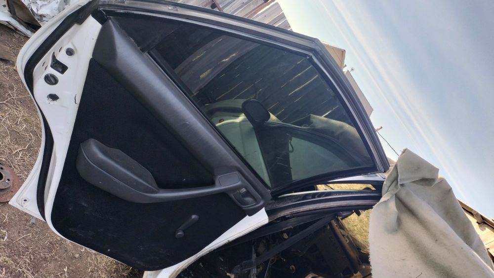 Двери на Тойота Карина Е