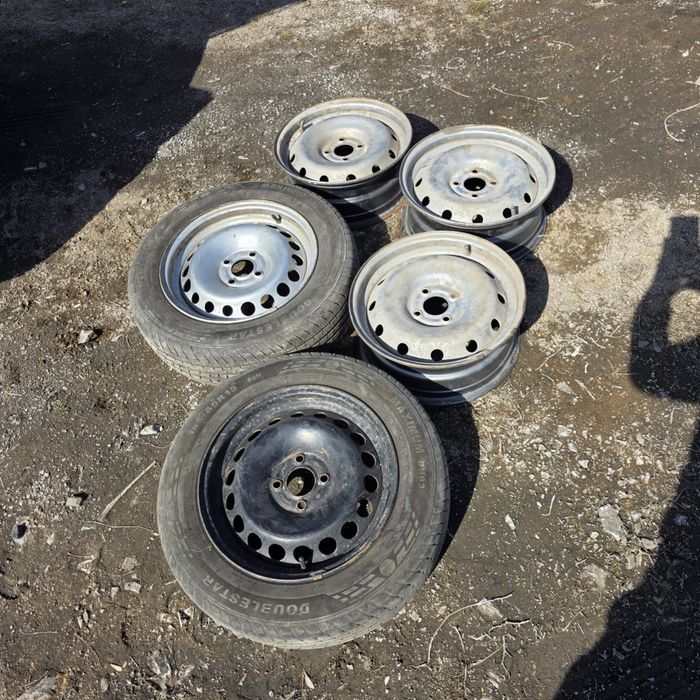 Продам две шины четыре диска