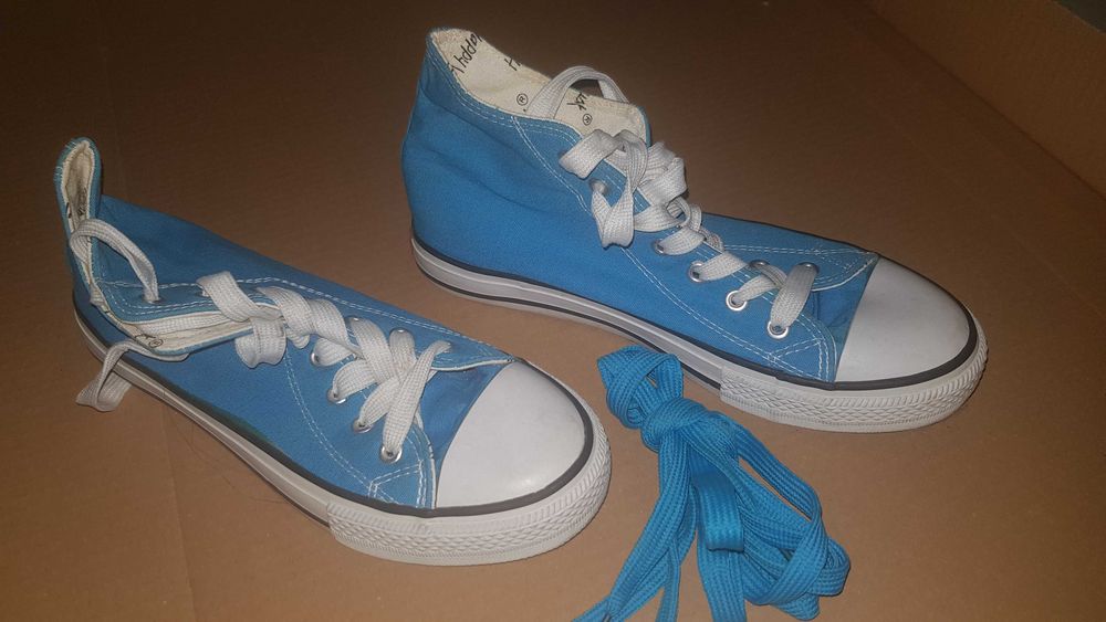 Дамски сини кецове