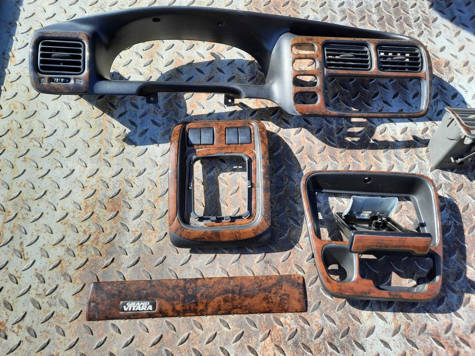 Махагонови апликации за Сузуки Гранд Витара