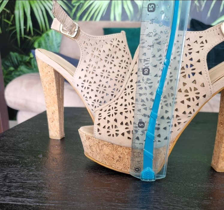 Sandale cu toc gros și platforma