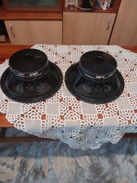 Difuzoare RCF 400 vati 12 toli ca noi și folosesc și în boxe Himax  nu trimit pentru ca sint grele nu risc se dau cu proba