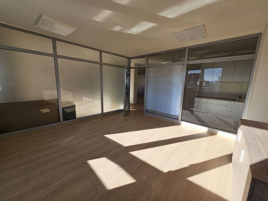 Дава се под наем Офис в София, Банишора - 149 кв.м за 1300 € - Снимка #9