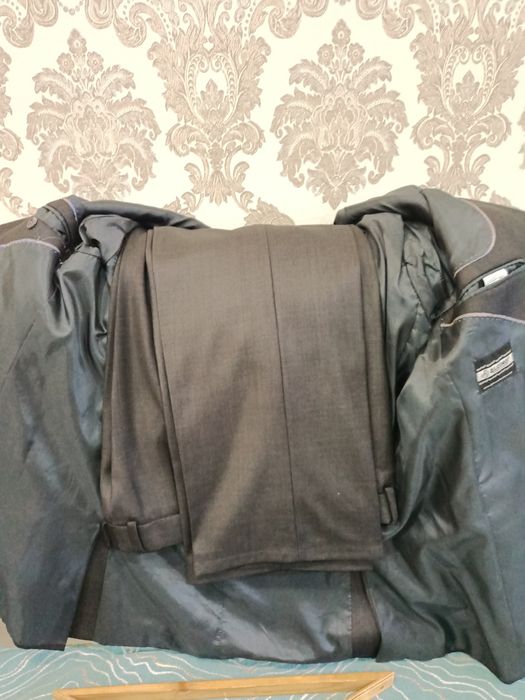 Черный мужской костюм