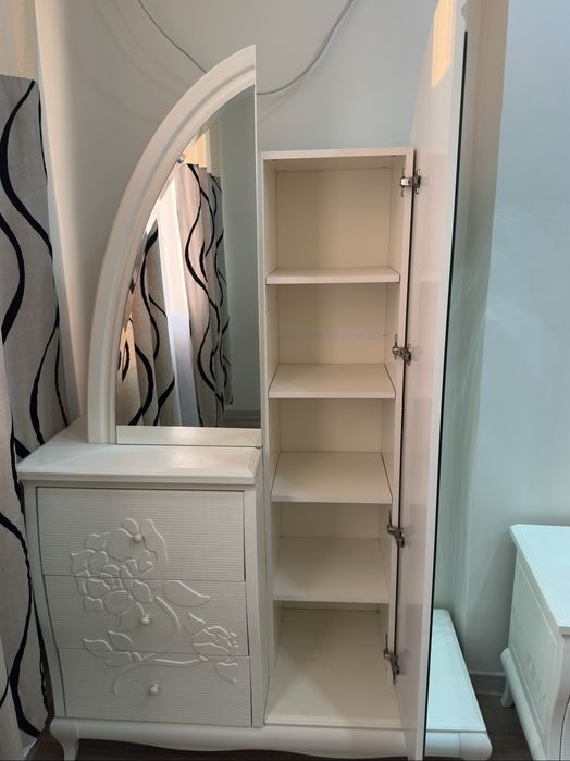 Шкаф-купе с зеркалом и комодом