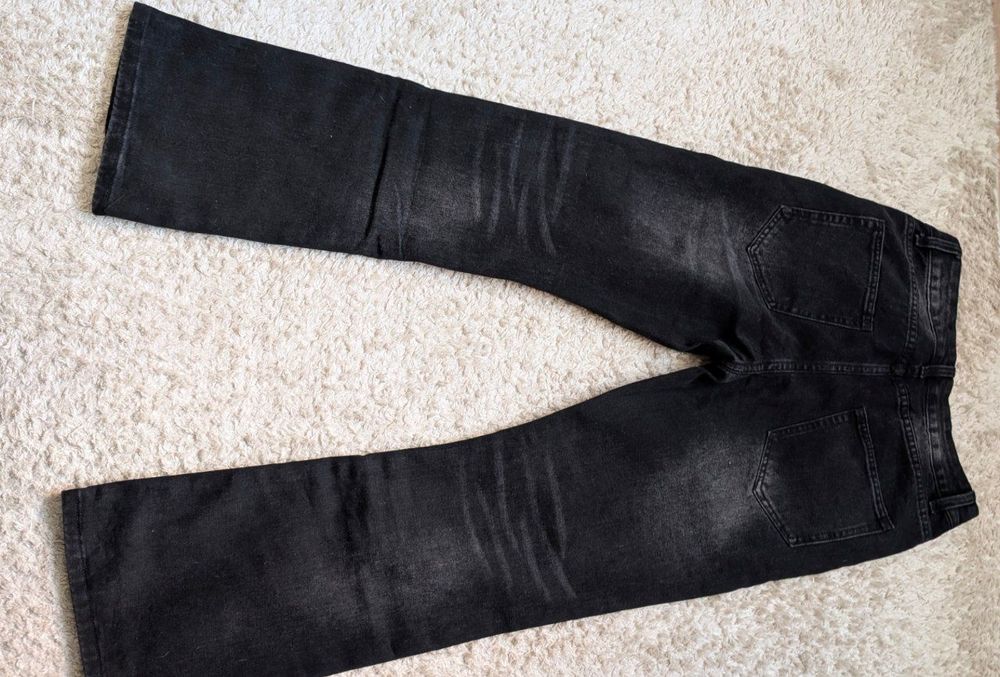 Черные джинсы клешь