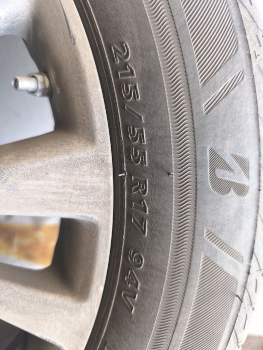 Автошина с диском на Камри