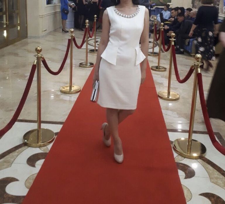 Элегантное платье молочного цвета.