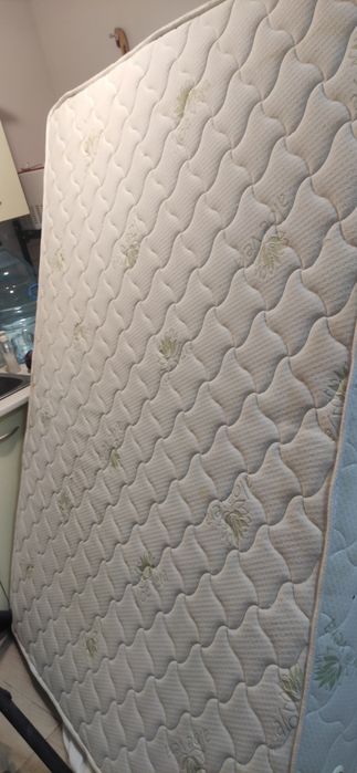 Спалня с матрак  и две нощни шкафчета