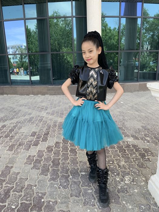 Современный модный стильный одежда