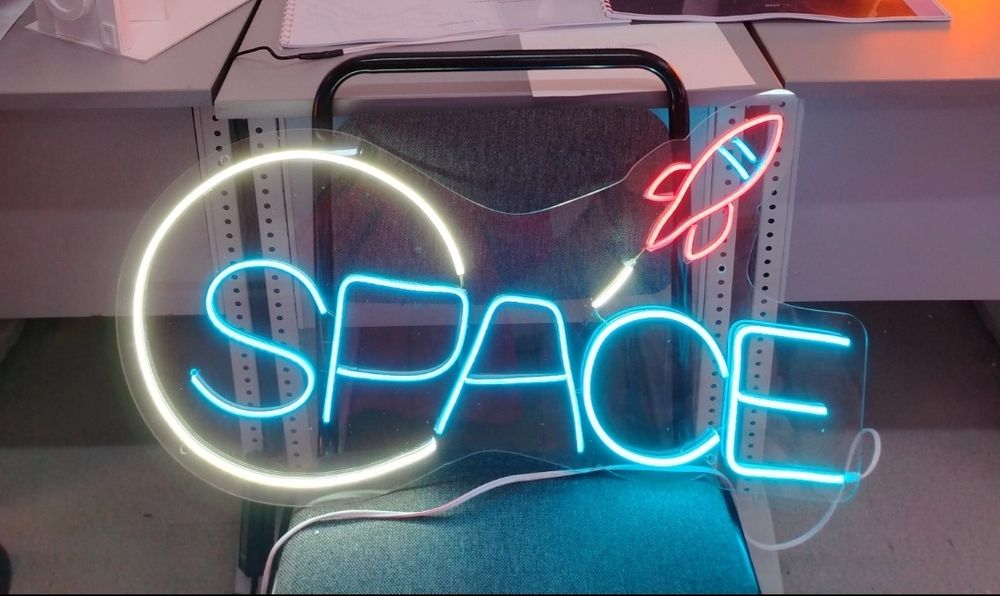 Неоновая вывеска