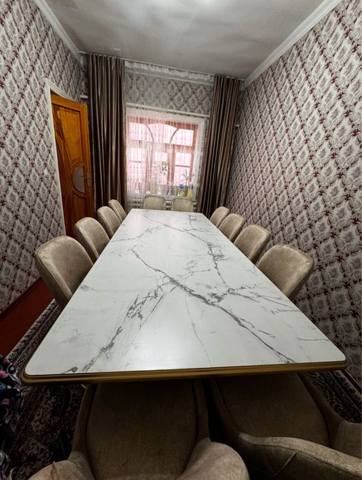 Продается совершенно новый стол и 12 стульев