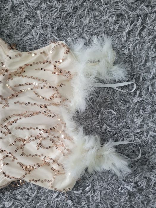 Разкошна рокля с ествени пера