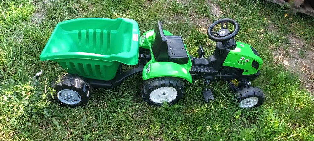 Tractor cu pedale si cu remorca