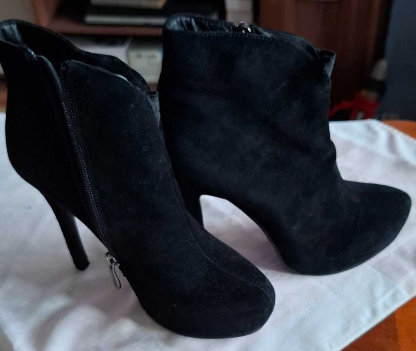 Botine damă piele întoarsă naturală, negre, toc înalt – mărimea 36