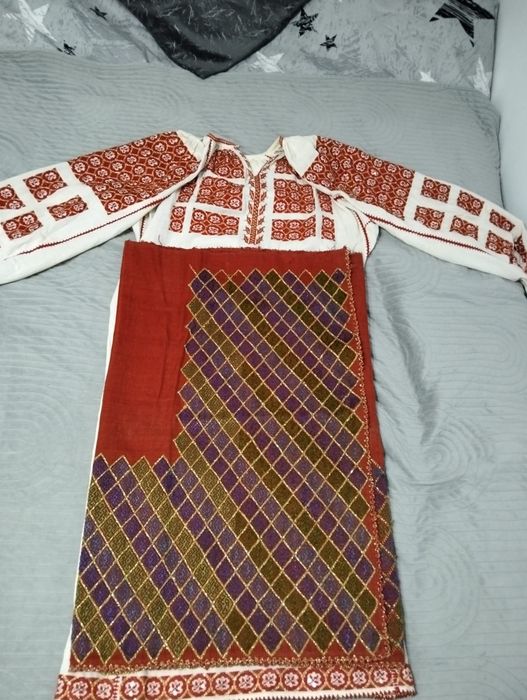 Costume naționale autentice din zona muscel cu o vechime de 70-80 de ani,cusute manual.Pretul este pe bucata.