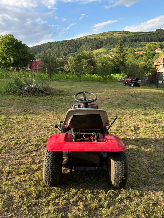 Vand tractoras de tuns iarba