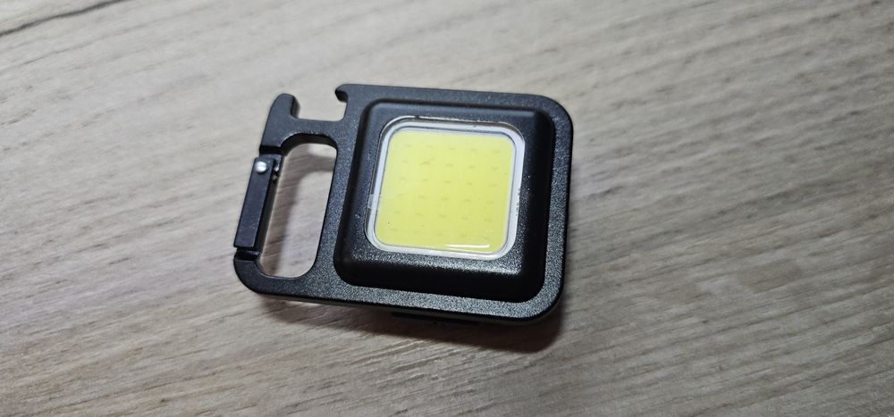 mini lanternă breloc reîncărcabilă cu LED magnet