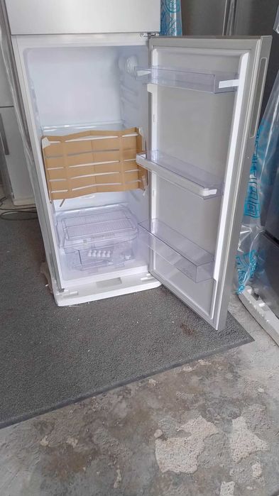 Чисто нов Комбиниран Хладилник с фризер-Горна камера Whirlpool 175 см 307 литра