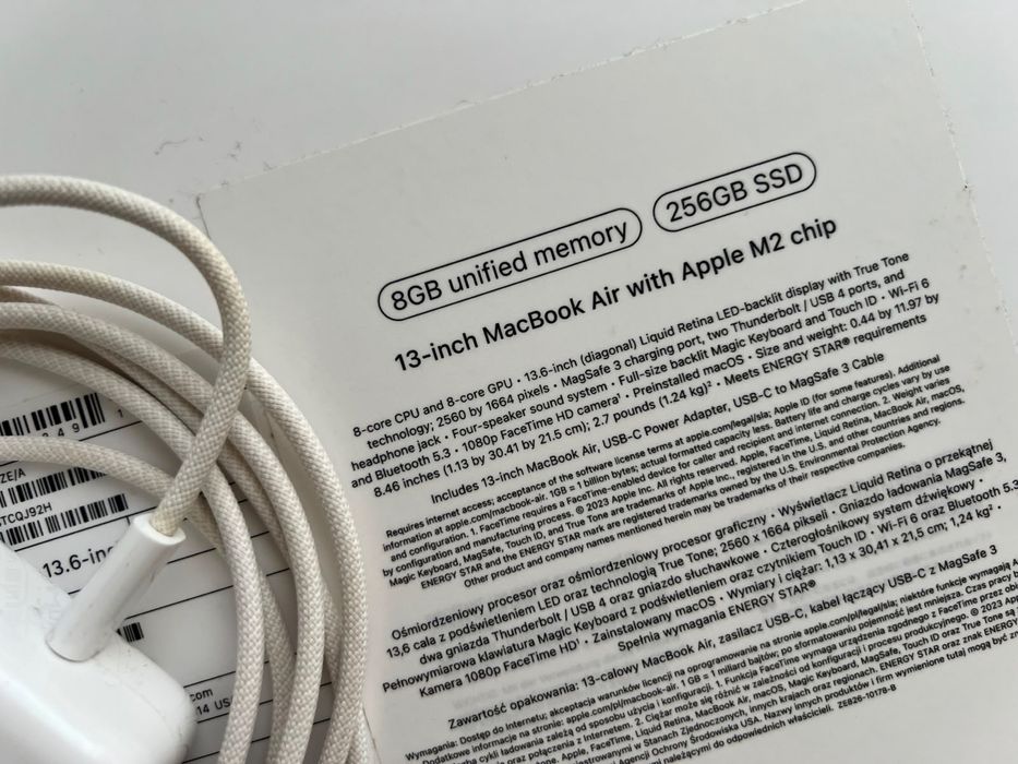 Macbook Air M2 - Starlight - 8GB RAM/256GB