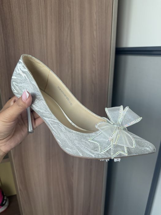 Продам серебристые туфли