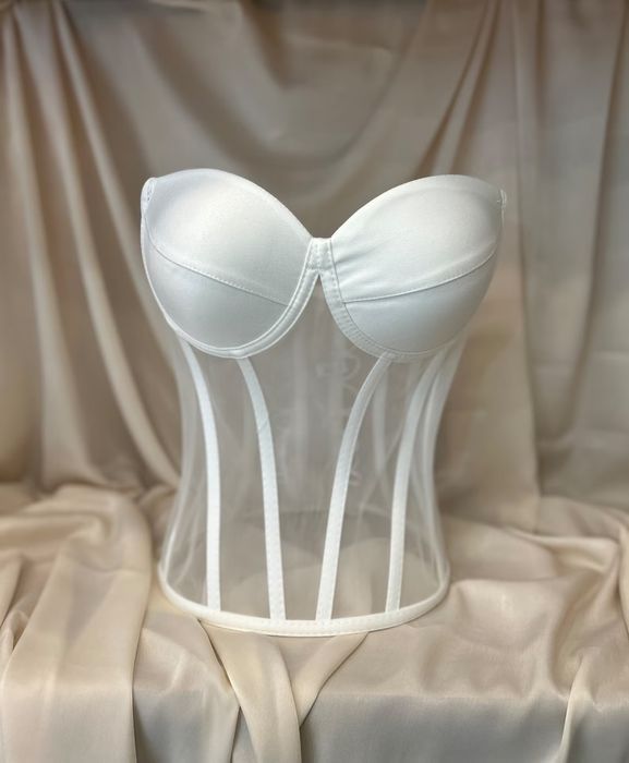 Corsete concepute pentru a evidenția talia și a susține bustul