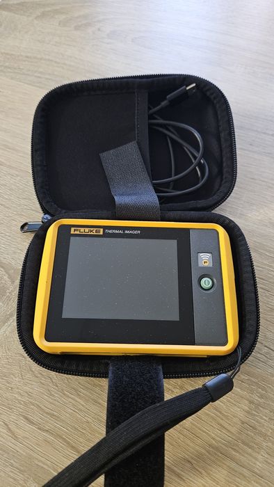 Cameră termoviziune Fluke PTi120 – Defect touchscreen (partea dreaptă jos)