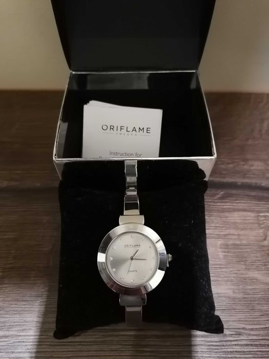 Нови часовници с камъни Сваровски